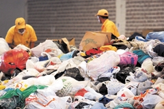 Ao doar roupas, deve-se atentar para o estado: evite as rasgadas ou imprestáveis